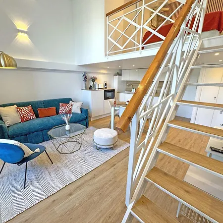 Elegant Seafront Loft Old Town Apartment
