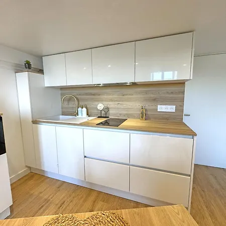 Elegant Seafront Loft Old Town Apartment