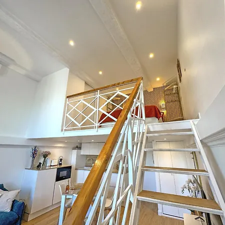 Elegant Seafront Loft Old Town Apartment