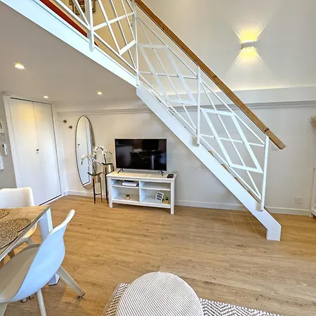Elegant Seafront Loft Old Town 아파트
